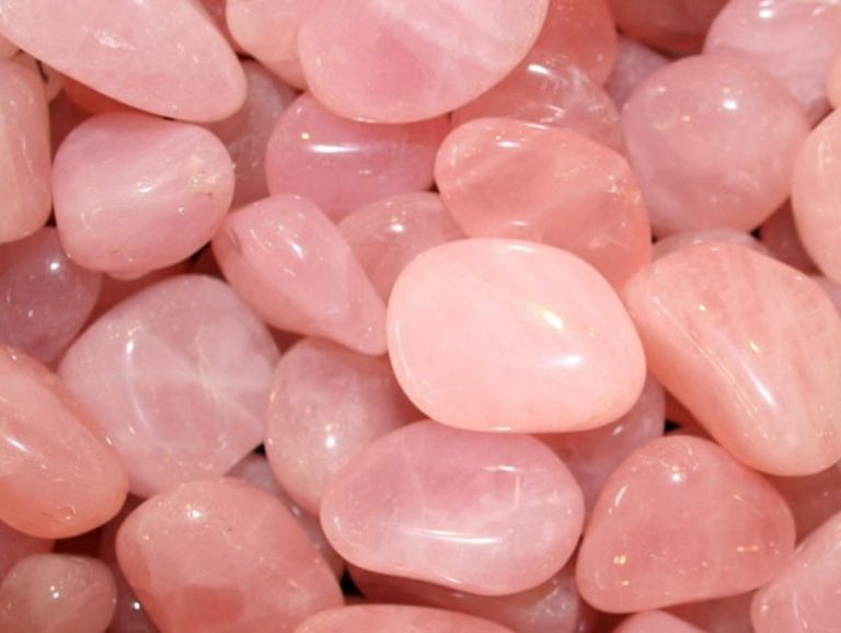 Thạch Anh Hồng là viên đá thu hút những người yêu thích, có niềm đam mê sưu tập đá quý nhờ vào sắc thái đa dạng từ màu hồng nhạt cho đến hồng sậm đầy hấp dẫn.