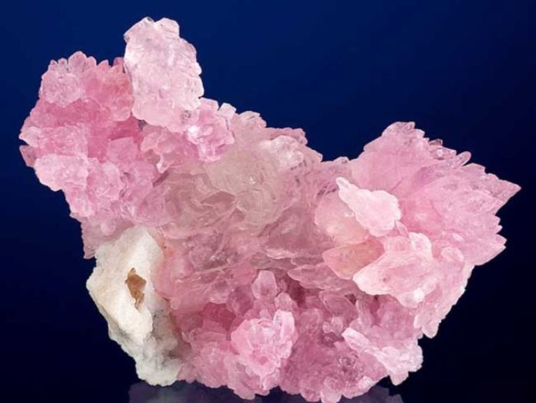 Đá Thạch Anh Hồng là một trong những chủng loại đá thạch anh nhưng có màu hồng và còn được gọi với cái tên là Hyaline Quartz.