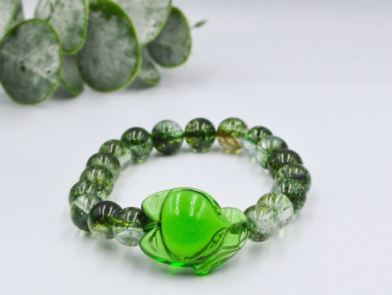 Thạch Anh Ưu Linh Xanh có tên gọi tiếng anh là Green Phantom Quartz - một loại đá quý hiếm trong tự nhiên.