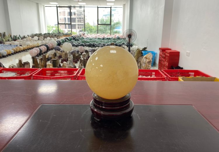 Thạch Anh Việt là cái tên được nhắc đến đầu tiên trong danh sách các cửa hàng bán quả cầu đá phong thủy tại Việt Nam bởi độ uy tín cao và sản phẩm có chất lượng tốt.