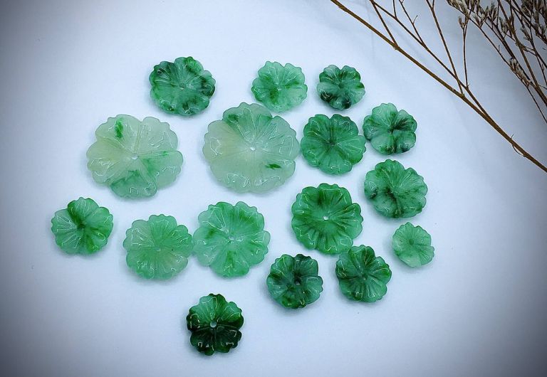 Cẩm Thạch là một trong hai loại Ngọc Jade ở dạng nguyên thể (loại còn lại còn có tên gọi là đá Ngọc Bích Nephrite).