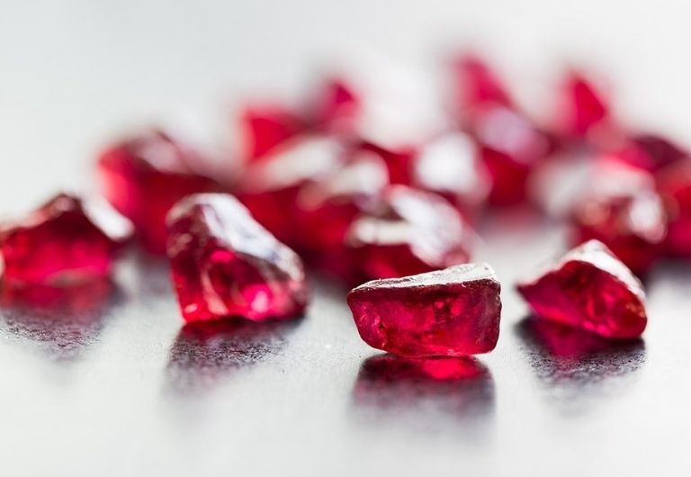 Đá Ruby còn còn một tên gọi khác nữa là đá Hồng Ngọc, nằm trong 4 loại đá quý bậc nhất trên thế giới.