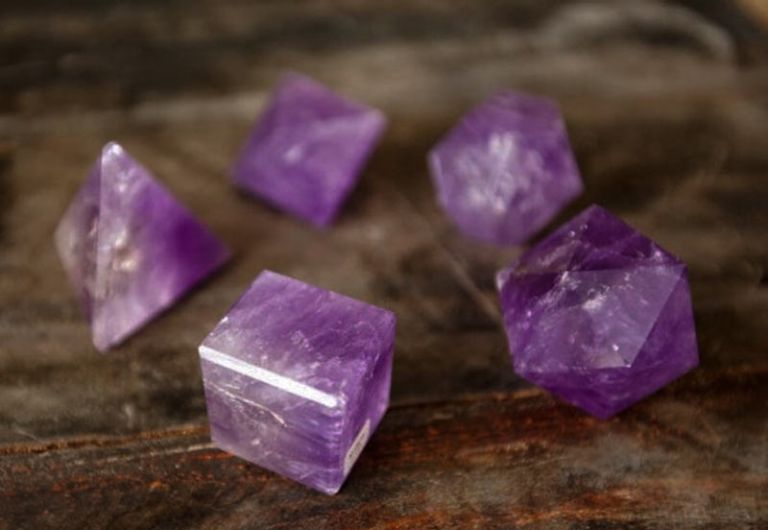 Đá Thạch Anh tự nhiên là một loại “ đá bán quý” với độ cứng chỉ đứng sau kim cương và Ruby.
