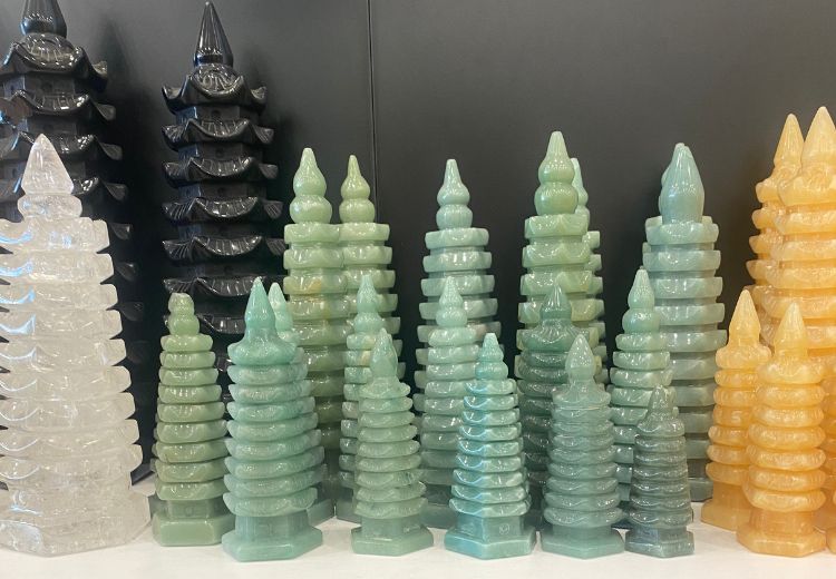 Đến với xưởng chế tác vật phẩm phong thủy Thạch Anh Việt, khách hàng hoàn toàn yên tâm từ khâu chọn các phôi đá quý tự nhiên cho đến tháp chùa Văn Xương với màu sắc hợp mệnh gia chủ.