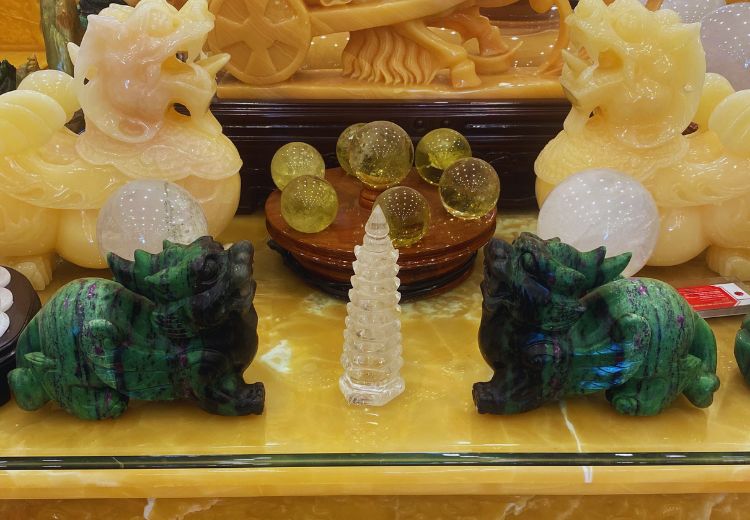 Thạch Anh Việt luôn tự hào là địa chỉ uy tín hàng đầu tại thị trường Việt Nam chuyên cung cấp các loại vật phẩm phong thuỷ đá quý tự nhiên  với giá cả cạnh tranh nhất hiện nay.