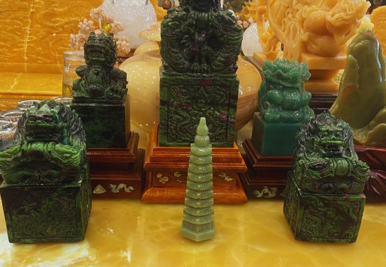 Thạch Anh Việt chuyên chế tác tháp Văn Xương từ đá Thạch Anh Xanh Lá với nguồn gốc tự nhiên rõ ràng.