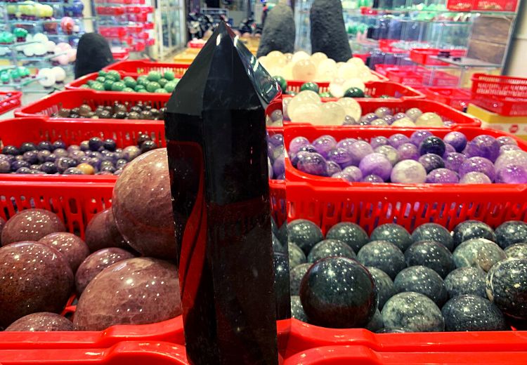 Thạch Anh Việt là cửa hàng vật phẩm phong thủy chế tác từ đá tự nhiên lâu năm, được rất nhiều khách hàng tìm đến khi đang cần tiếp nhận nguồn năng lượng tích cực để cuộc sống và công việc.
