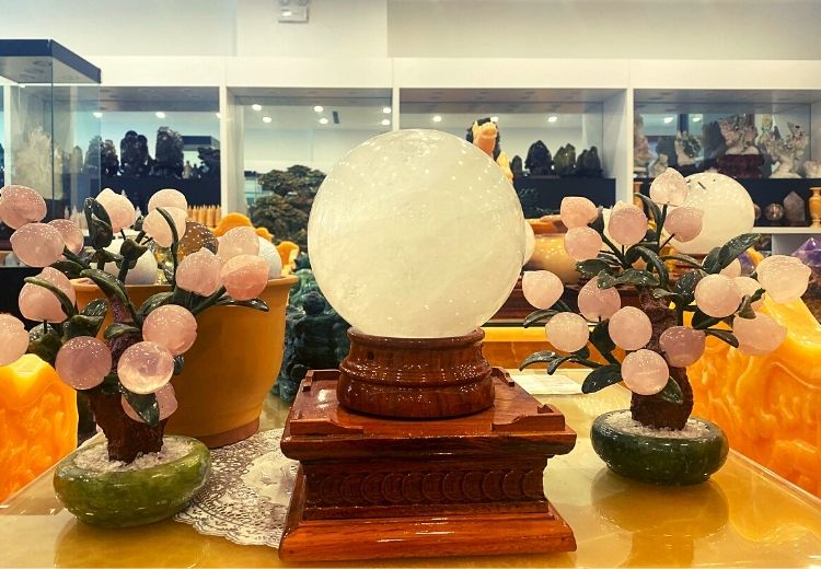 Quả cầu Thạch Anh Trắng tại Thạch Anh Việt là bi cầu được chế tác 100% đá quý tự nhiên được khai thác và nhập khẩu từ các mỏ đá quý nổi tiếng trên Thế Giới.