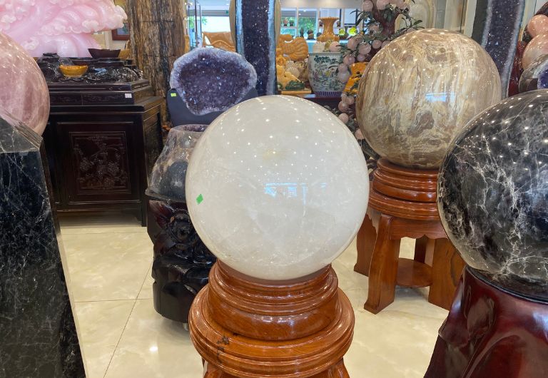 Hệ thống cửa hàng Phong Thủy An Khang là một địa chỉ bán quả cầu đá Thạch Anh phong thủy tự nhiên chất lượng.