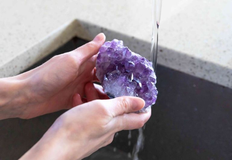 Cách thanh tẩy và nạp năng lượng đá Thạch Anh đơn giản để kích hoạt tài vận mà bạn không thể không nhắc đến là rửa tinh thể đá quý dưới dòng nước chảy tự nhiên.