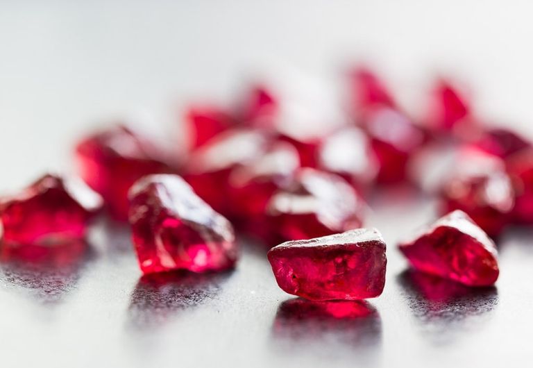Dựa vào màu sắc đặc trưng, khối đá Ruby Đỏ chính là loại đá phong thủy cực kỳ hợp với những người mệnh Thổ.