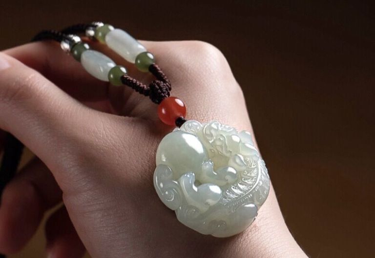 Ngọc Bích Trắng là loại đá quý biểu tượng cho người mệnh Thủy nên gia chủ tuổi Quý Tỵ có thể lựa chọn sử dụng.