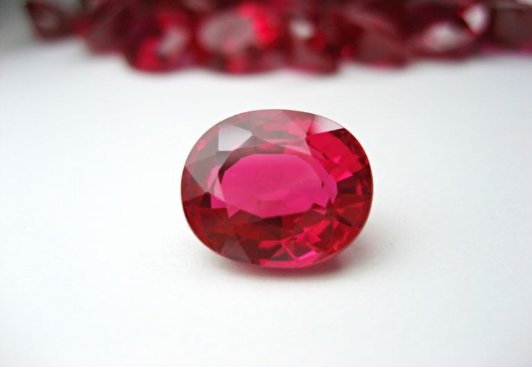 Người xưa quan niệm rằng, đá Ruby được khai thác từ trong lòng đất nên mang đến công dụng xua đuổi mọi loại bệnh tật ra khỏi cơ thể.