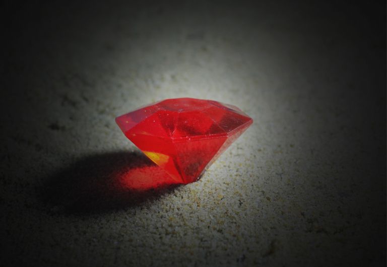 Người ta còn cho rằng màu đỏ của đá Ruby có khả năng mang lại cho chủ nhân tuổi Kỷ Sửu nhiều vận may trong cuộc sống.