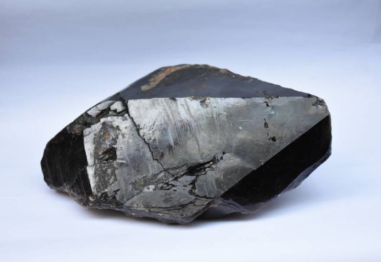 Thạch Anh Đen đặc trưng tương sinh với mệnh Mộc là loại đá tự nhiên ít xuất hiện trên thị trường hiện nay.