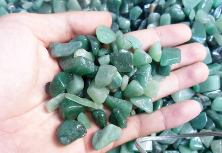Thạch Anh xanh lá cây còn có tên gọi là đá Ngọc Đông Linh vì nó sở hữu màu sắc xanh lá cây của hành Mộc.