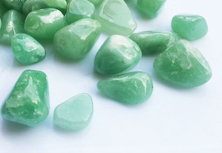 Màu sắc xanh tự nhiên của đá Thạch Anh Xanh tự nhiên sẽ giúp cho người sinh năm Giáp Thìn luôn cảm thấy thoải mái và tự tin hơn.