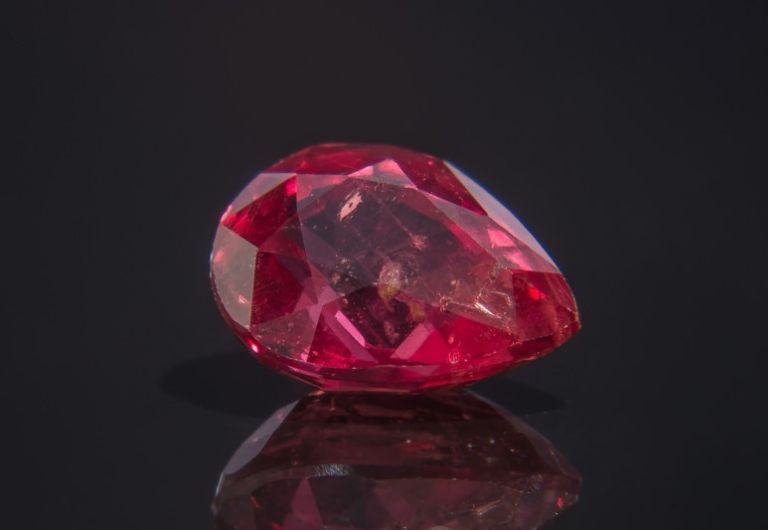 Ngọc Lục Bảo đỏ là loại đá vô cùng quý hiếm trong tự nhiên và mang hành Hỏa.