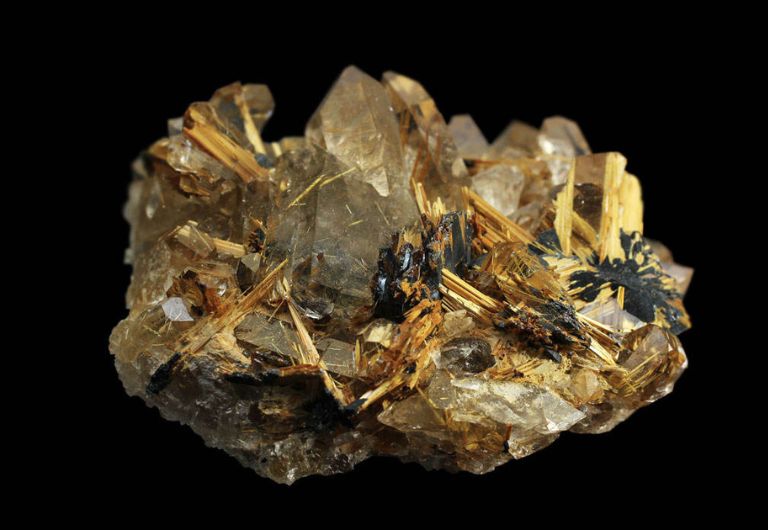 Thạch Anh Tóc Vàng được hình thành từ các sợi rutile màu vàng đặc trưng bên trong viên đá.