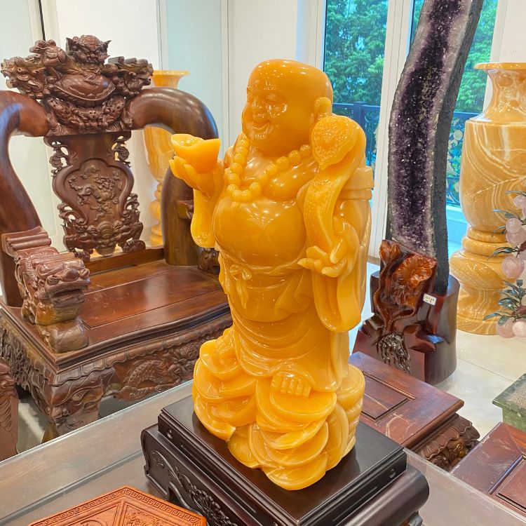 Màu vàng của Tượng Phật Di Lặc Như Ý đá Ngọc Hoàng Long rất phù hợp với những người thuộc người cung mệnh Hỏa, người cung mệnh Kim và người cung mệnh Thổ.