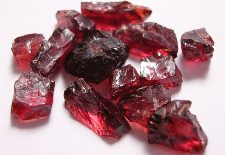 Chúng ta thường biết đến đá ruby với tone màu chủ đạo là đỏ hồng với độ đậm nhạt khác nhau.
