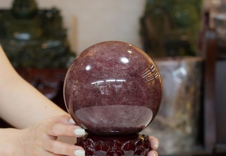 Vì Hỏa sinh Thổ nên quả cầu đá Thạch Anh Dâu Tây là món bảo vật mà người tuổi Canh Ngọ nên sử dụng.