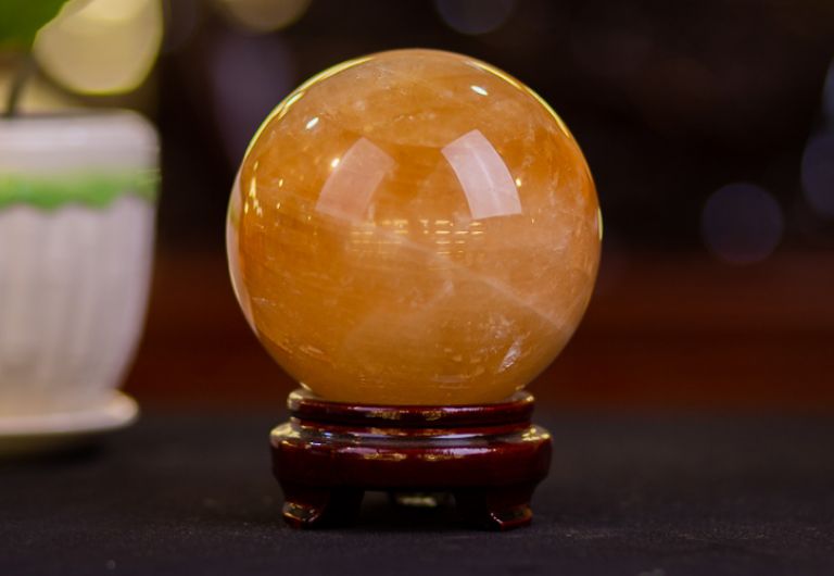 Quả cầu đá Canxit vàng phong thủy là món bảo vật dành cho gia chủ tuổi Canh Ngọc 1990.