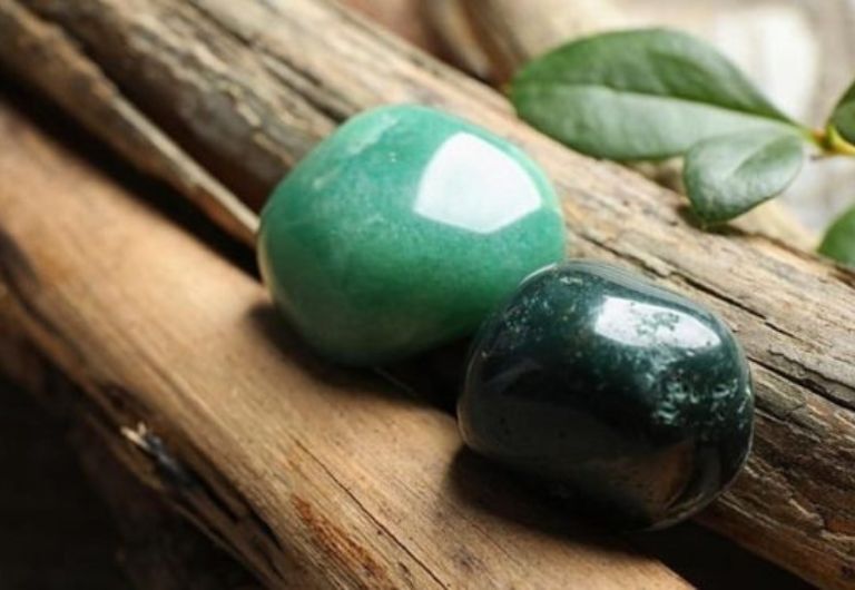 Thạch Anh xanh lá là loại đá mà người tuổi Kỷ Tỵ nên sở hữu cho riêng mình.