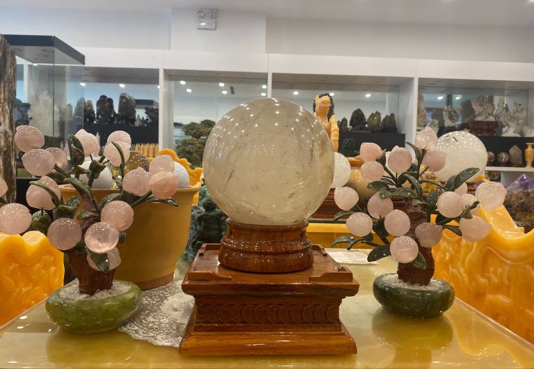 Quả cầu Thạch Anh Ám Khói được các nghệ nhân của Thạch Anh Việt điêu khắc từ những phiến đá Thạch Anh Trắng Ám Khói hoàn toàn tự nhiên.