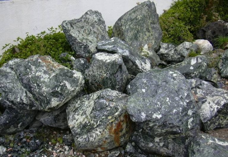Ẩn sâu trong lòng đất mẹ hàng ngàn năm nên đá Serpentine sở hữu nguồn năng lượng lớn đem đến nhiều tác dụng ý nghĩa.