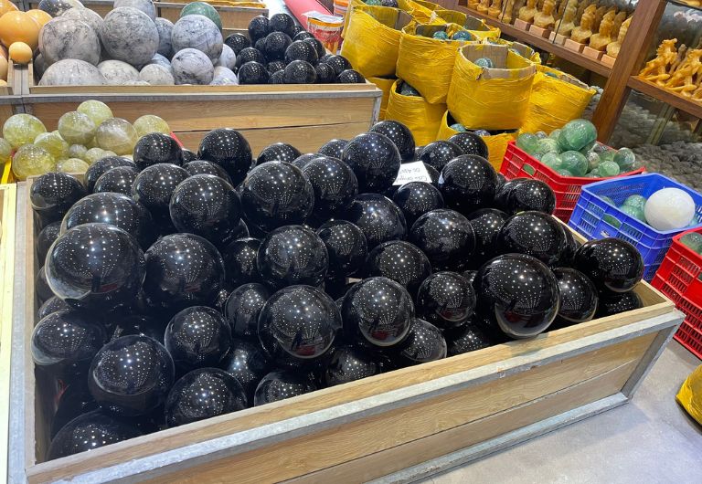 Thạch Anh Việt - Hệ thống cửa hàng phân phối quả cầu phong thủy uy tín nhất.