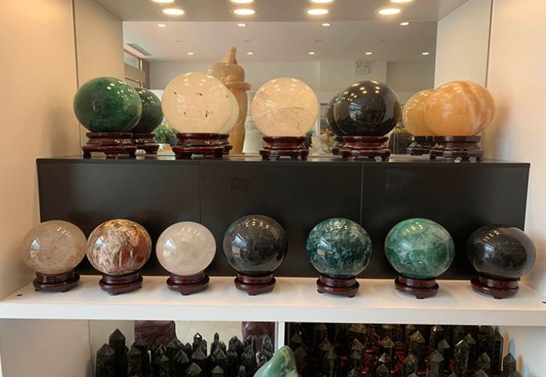 Tùy vào màu sắc cũng như vị trí đặt quả cầu phong thủy đá quý trong nhà mà chúng sẽ có các công dụng khác nhau.