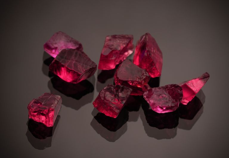 Ruby được mệnh danh có tên gọi là Hồng Ngọc - một trong những loại đá quý đắt đỏ hàng đầu Việt Nam.