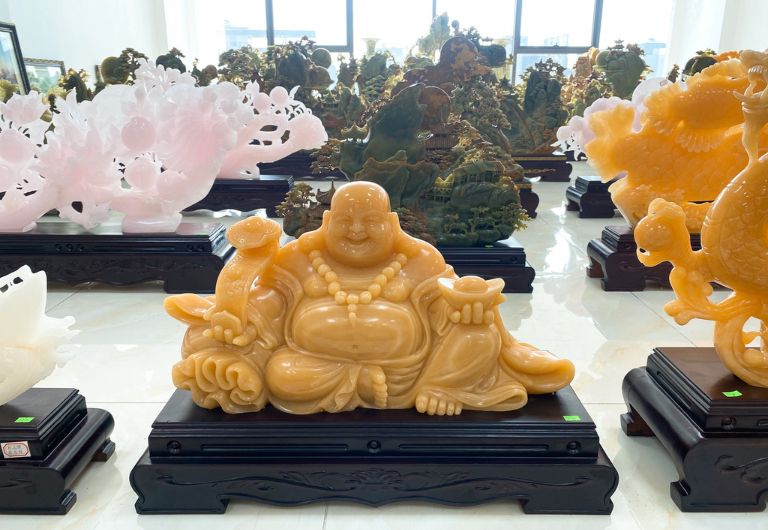 Phật Di Lặc là biểu tượng cho niềm vui, niềm hạnh phúc, cuộc sống dư giả và đủ đầy.