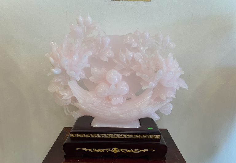 Tượng hoa mẫu đơn Ngọc Onyx được nhiều gia chủ trưng bày tại không gian phòng khách nhằm gắn kết tình cảm gia đình.