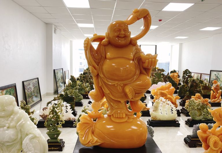 Phật Di Lặc là vật phẩm nổi bật với dáng hình mập mạp, bụng căng tròn và khỏe mạnh của vị Phật.