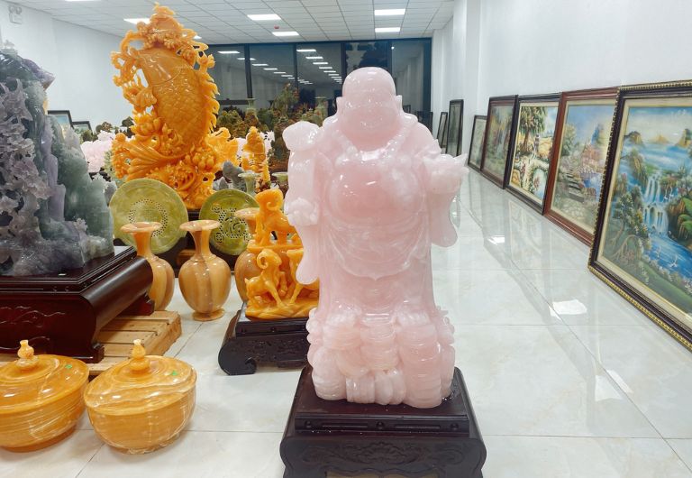 Khi nhắc đến bức tượng đá ngọc Onyx để phòng khách đẹp, chắc hẳn chúng ta không thể bỏ qua tượng Phật Di Lặc phong thủy.