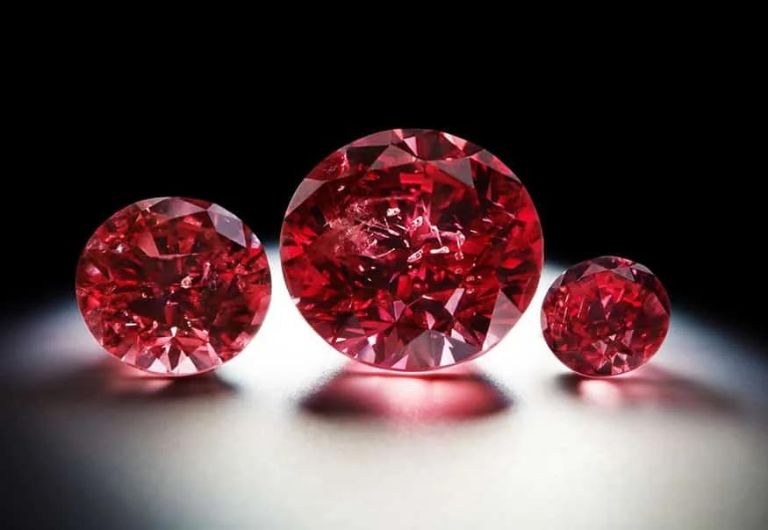 Theo các chuyên gia đá quý, từ trước đến nay số lượng kim cương đỏ được con người tìm thấy chưa đến ba mươi viên.