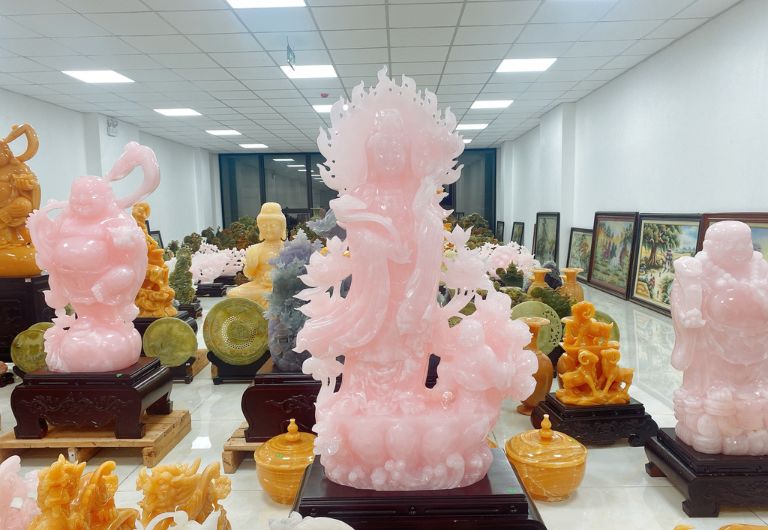 Bức tượng Phật Quan Thế Âm Bồ Tát được chế tác từ ngọc Onyx hồng mang lại may mắn cho gia chủ mệnh Hỏa