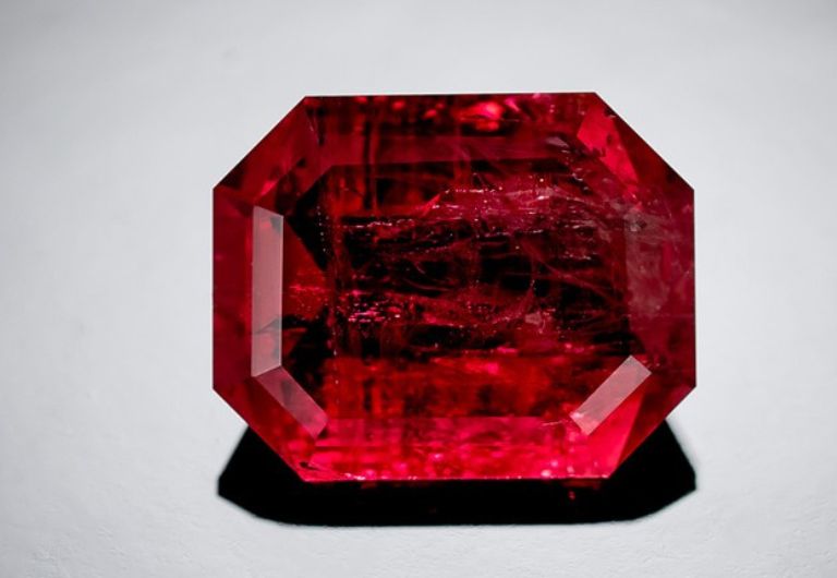 Nằm trong nhóm khoáng chất đá Beryl, ngọc Lục Bảo đỏ được xem viên đá sáng nhất và quý hiếm nhất.