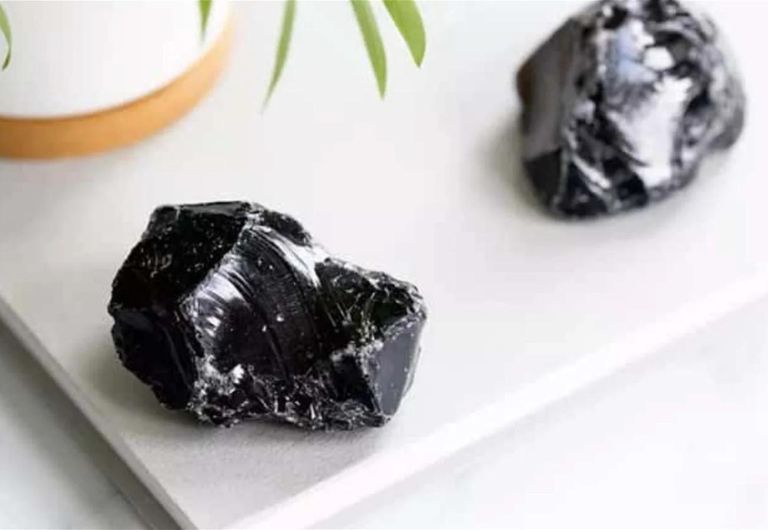 Công nghệ chế tác ngày càng phát triển khiến cho nhiều người gặp khó khăn trong việc nhận biết đá Thạch Anh đen thật.