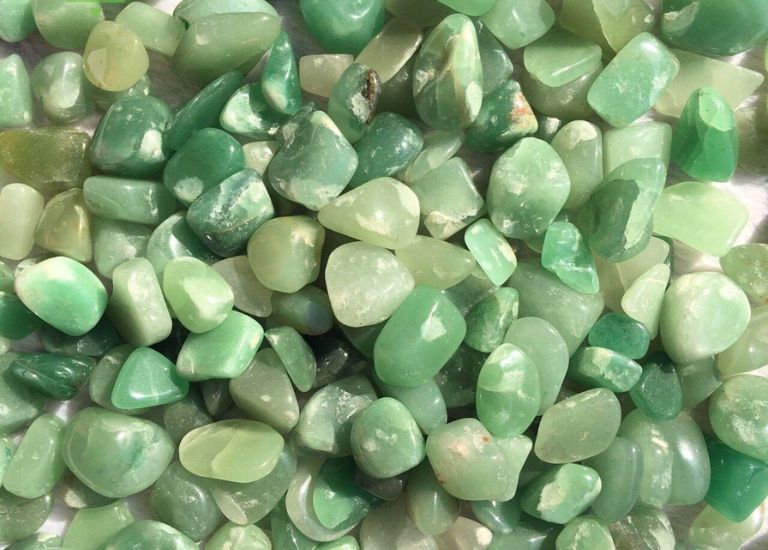 Đá Thạch Anh xanh lá hay còn gọi là Aventurine nằm trong chủng loại đá Thạch Anh tự nhiên.