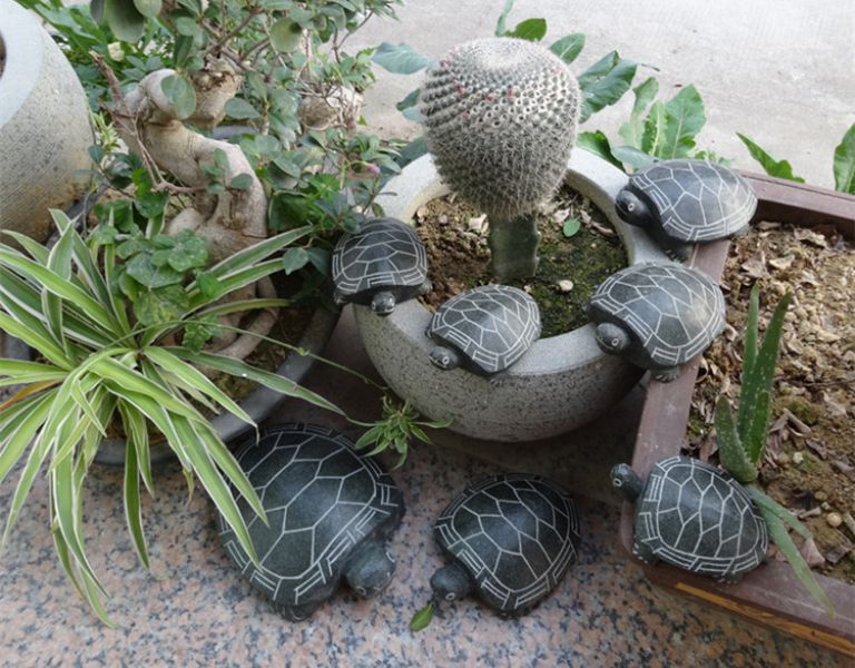Trong trường hợp vệ sinh tượng rùa phong thủy thì tốt nhất là gia chủ hay người trong nhà thực hiện.