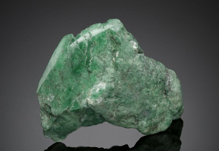 Từ lâu, đá Ngọc Bích đã trở thành một loại đá quý hiếm được sử dụng rộng rãi trong lĩnh vực phong thủy ở khắp Châu Á.