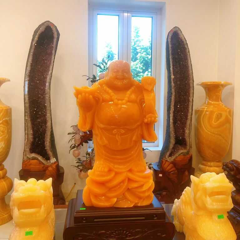 Tượng Phật Di Lặc đứng trên tiền vàng ngọc Hoàng Long