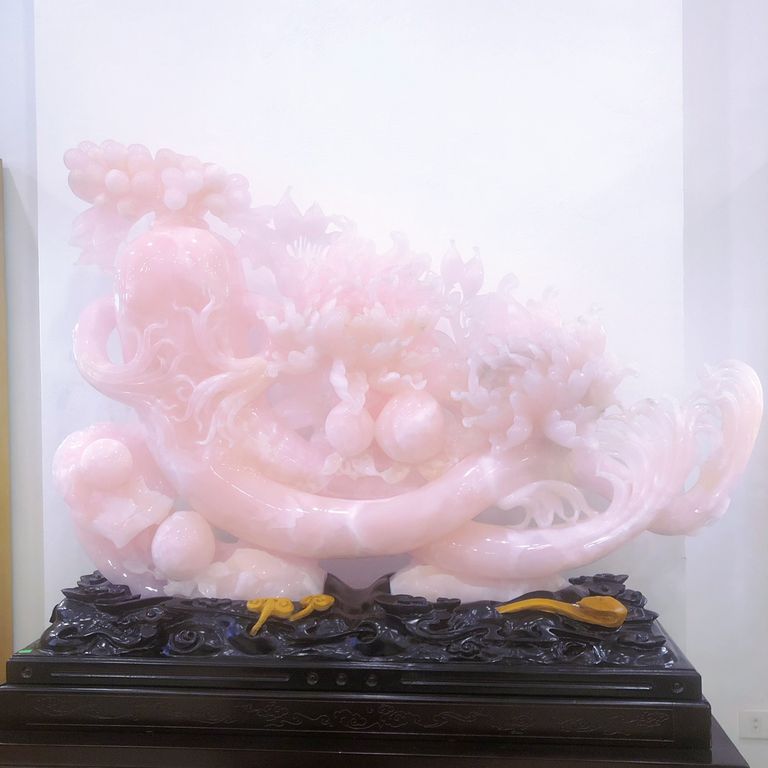 Tượng của nhân sâm được chế tác từ chất liệu ngọc Onyx hồng hợp mệnh Thổ