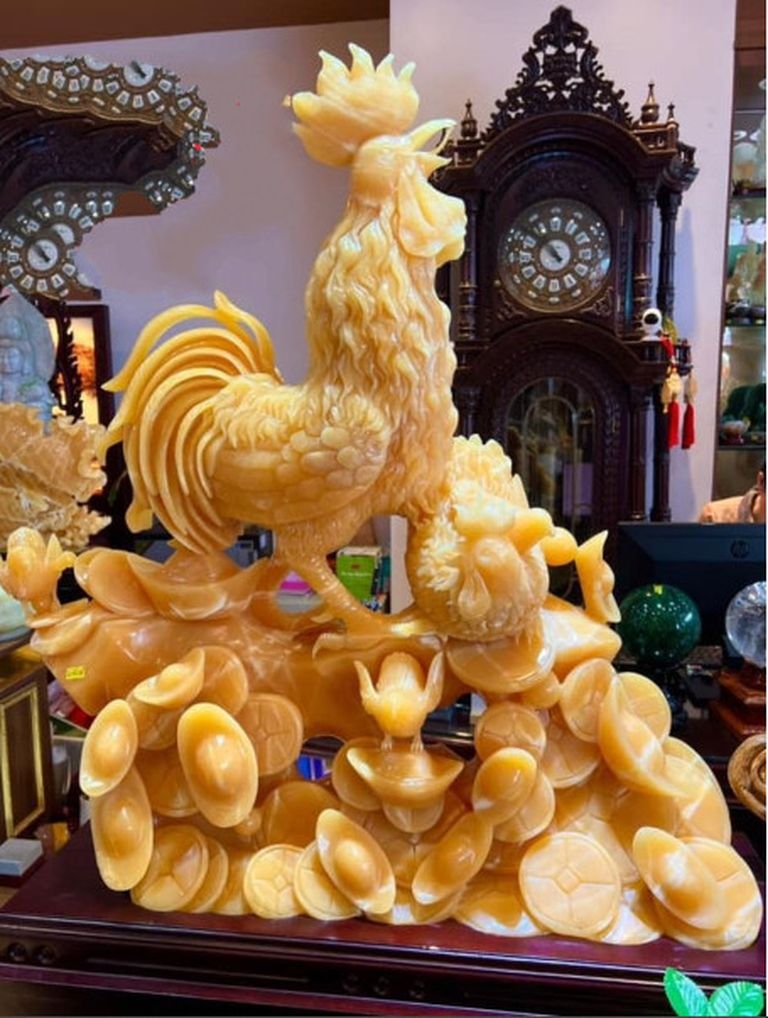 Tượng Kim kê vượng phúc với hình tượng gia đình gà đang nô đùa trên tiền vàng