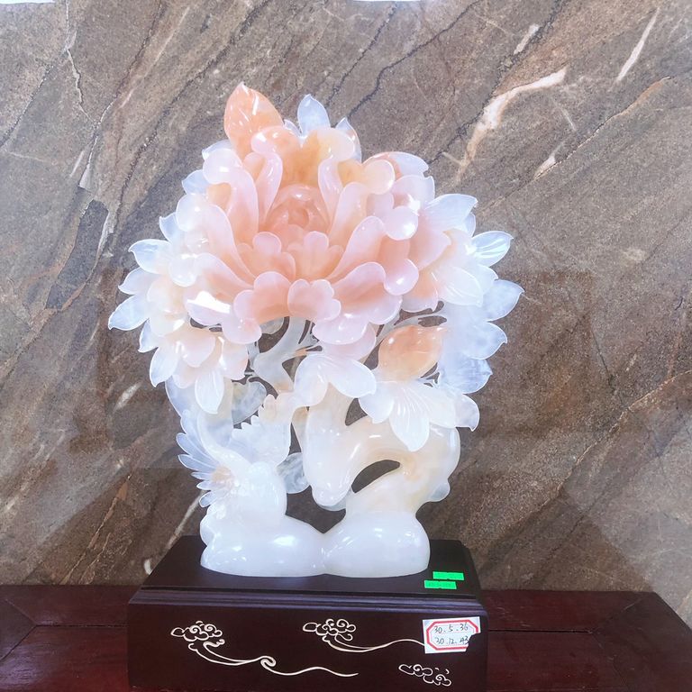Mẫu tượng hoa mẫu đơn phong thủy được chế tác từ chất liệu ngọc Onyx cao cấp, sang trọng