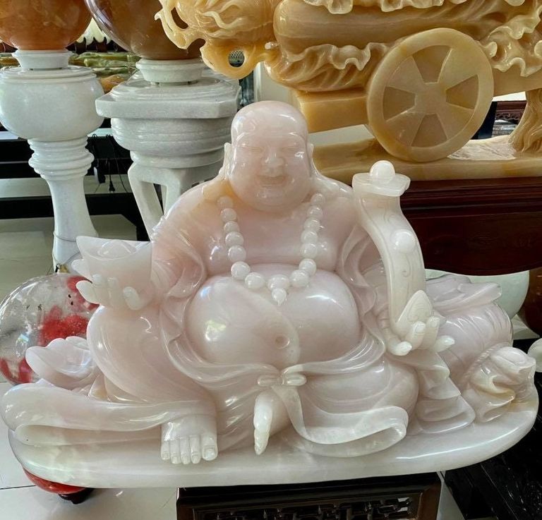 Tượng Phật Di Lặc như ý ngồi bên bao tiền vàng