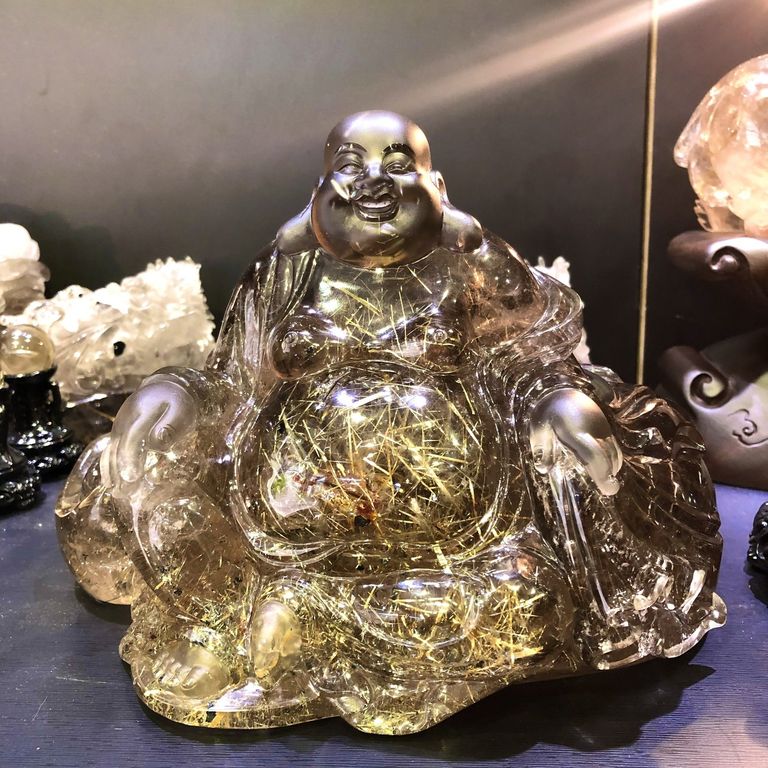 Tượng Phật Di Lặc ngồi bên bao tiền chất liệu thạch anh tóc vàng